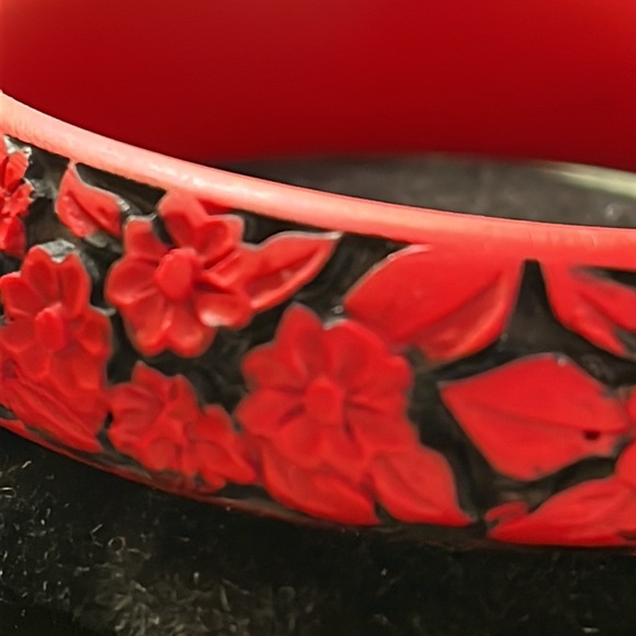 Br25. Black and red flower bangle. - Picture 2 of 3